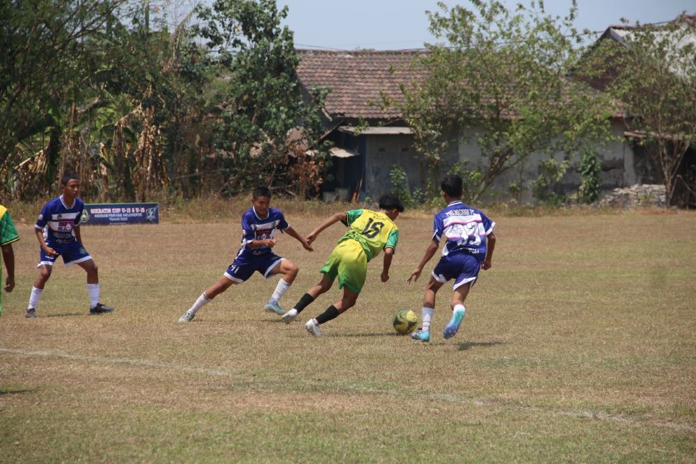 KOMPETISI USIA DINI: Pertandingan Piala Soeratin U-13 dan U-15 Kabupaten Mojokerto tahun lalu.