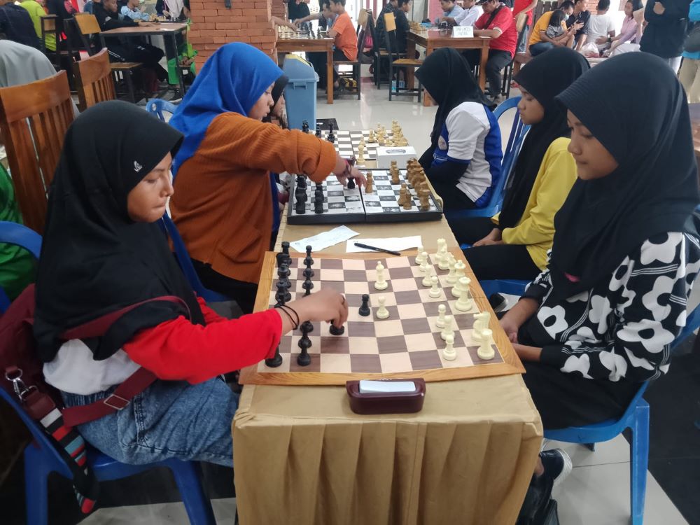 BIBIT ATLET: Pecatur usia dini mengikuti Kejurkab Catur Mojokerto 2024 di Mojo Kembangsore Park, Desa Petak, Kecamatan Pacet, pada 7 Januari lalu.