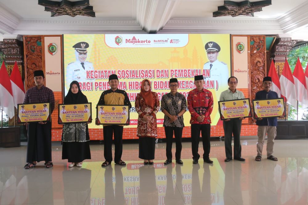 KOMITMEN: Bupati Mojokerto Ikfina Fahmawati menyerahkan secara simbolis bantuan dana hibah keagamaan di pendapa Graha Majatama Pemkab Mojokerto, beberapa waktu lalu.