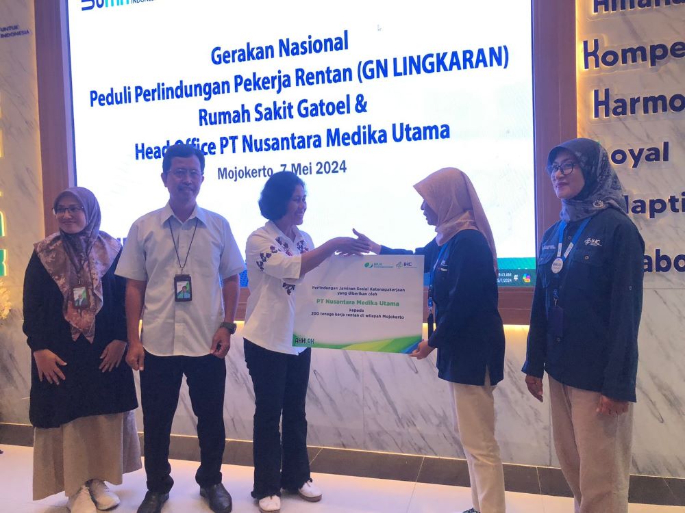 BERI PERLINDUNGAN: Direktur PT Nusantara Medika Utama dr Titin Amrih Wilujeng secara simbolis menyerahkan bantuan GN Lingkaran pada pekerja nonpenerima upah.
