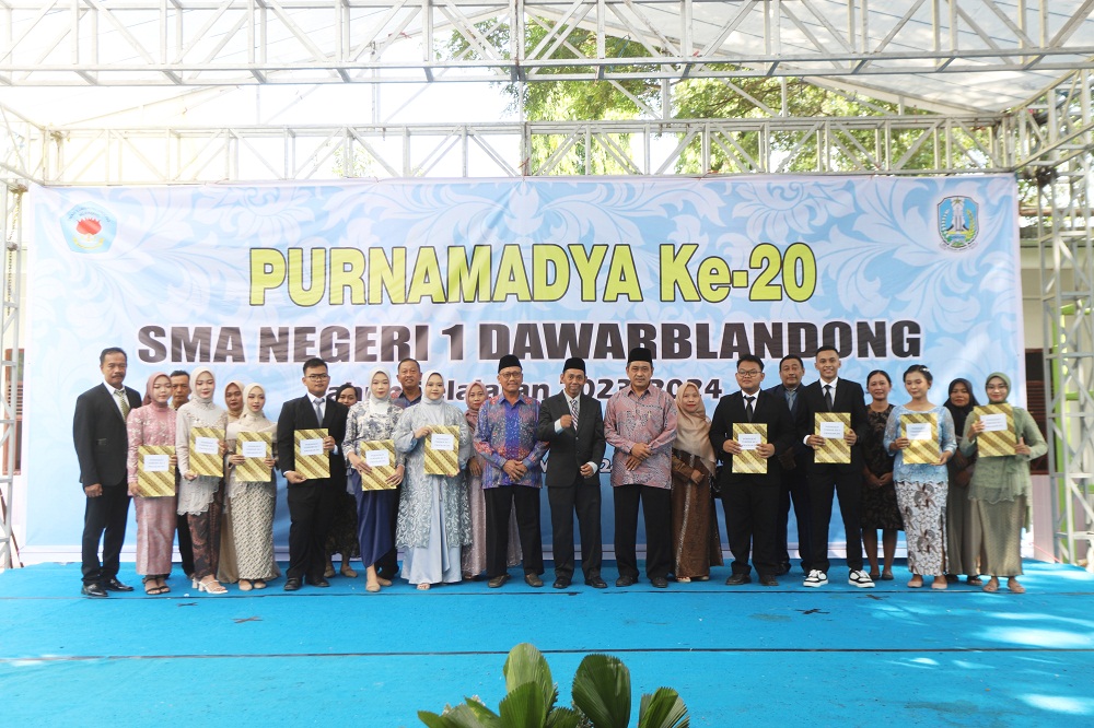 APRESIASI : Kepala SMAN 1 Dawarblandong memberikan penghargaan kepada sejumlah siswa berprestasi.