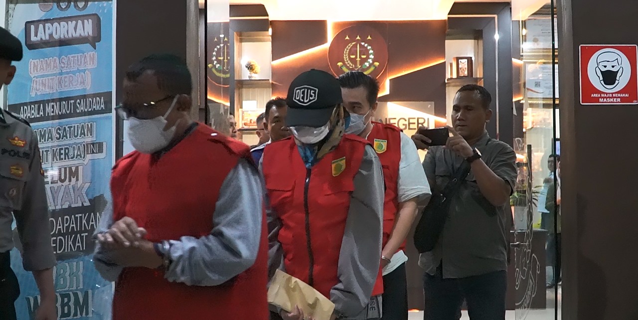 DITAHAN: Para tersangka digiring petugas masuk ke mobil tahanan Kejari Kota Mojokerto untuk dijebloskan ke Lapas Klas IIB Mojokerto, Selasa (8/5/2024).