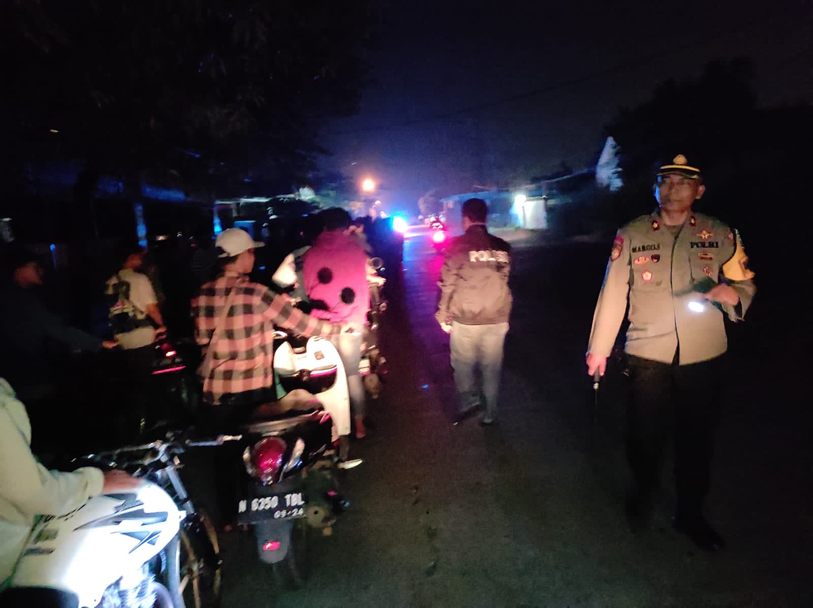 DIOBRAK: Puluhan pemotor yang diduga terlibat aksi balap liar di Jalan Raya Domas, Kecamatan Trowulan, ditindak petugas.