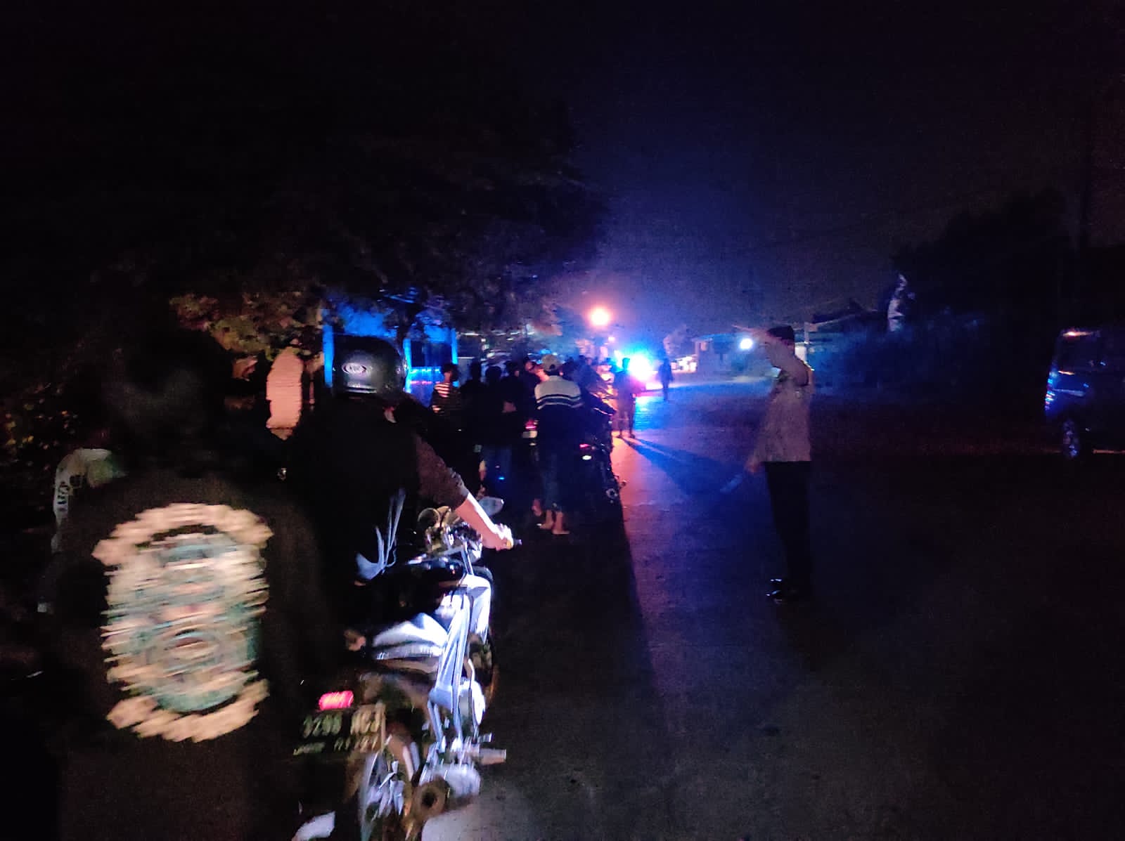 DIOBRAK: Puluhan pemotor yang diduga terlibat aksi balap liar di Jalan Raya Domas, Kecamatan Trowulan, ditindak petugas.
