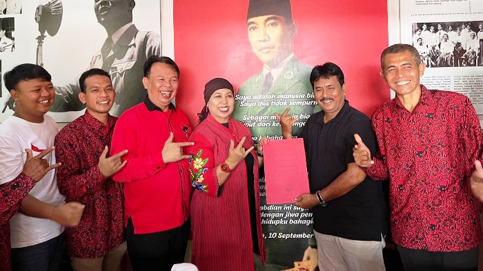MENDAFTAR: Rachmawati Peni Sutantri saat menyerahkan formulir pendaftaran penjaringan Calon Kepala Daerah Kota Mojokerto di kantor DPC PDIP Kota Mojokerto, Rabu (8/5).&nbsp;(Rizal Amrulloh) &nbsp;