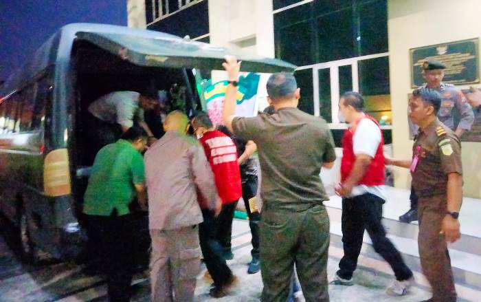 PESAKITAN: Ketiga tersangka hanya tertunduk saat dikeler petugas Kejari Kota Mojokerto. (foto Vad)