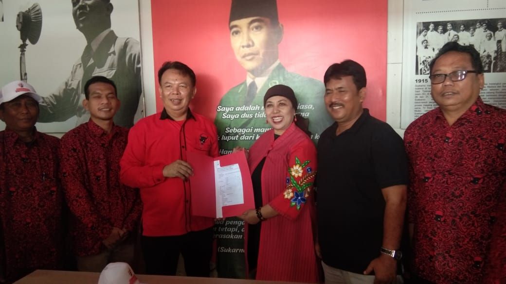 MENDAFTAR: Rachmawati Peni Sutantri saat menyerahkan formulir pendaftaran penjaringan Calon Kepala Daerah Kota Mojokerto di kantor DPC PDIP Kota Mojokerto di Jalan Tropodo, Kelurahan Meri.