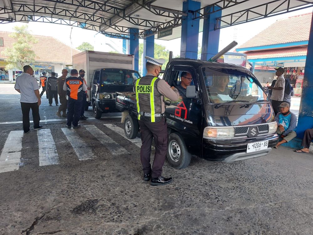 PERIKSA KELENGKAPAN: Petugas mengecek kelengkapan surat kendaraan saat razia gabungan di Terminal Kertajaya Mojokerto, Rabu (8/5).