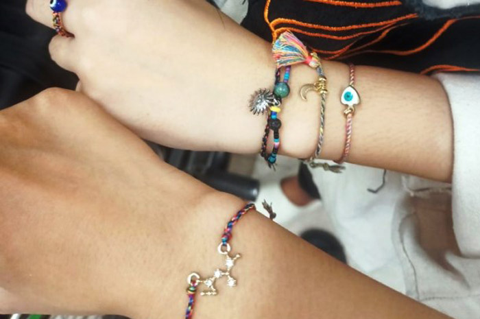 ELEGAN: Berkesan elegan dengan memakai gelang berbentuk rasi bintang, serta menambah image wanita tenang. (foto Satria Putra for Radar Mojokerto)