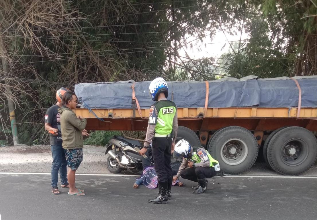 NAHAS: Petugas melakukan olah TKP kecelalaan berujung maut di Jalan Raya Bypass, Desa Balongmojo, Kecamatan Puri, Kamis (9/5) pagi.