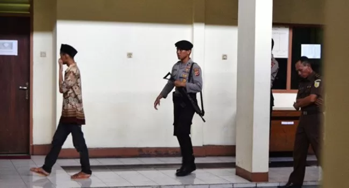 Salah satu terdakwa dikawal polisi saat akan mengikuti sidang di PN Cirebon, Senin (26/9/2016 . )(foto Jawa Pos)
