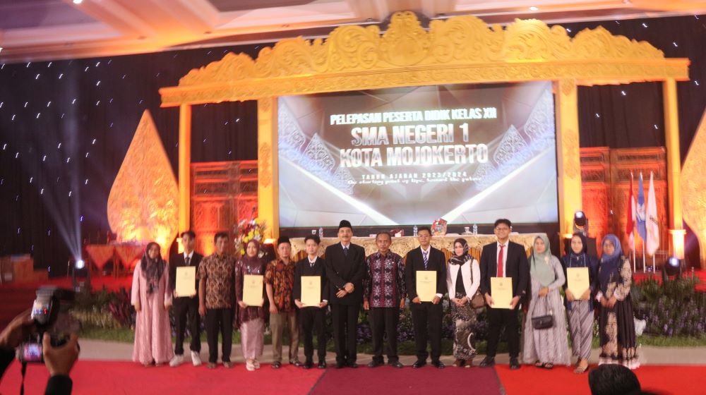 PENGHARGAAN: Kepala SMAN 1 Mojokerto Raden Imam Wahjudi memberikan penghargaan kepada siswa berprestasi.