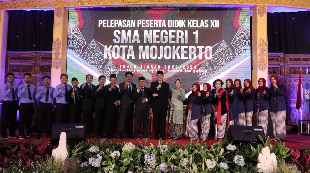 DEWAN GURU: Jajaran tenaga pendidik dan kepala SMAN 1 Mojokerto berswafoto bersama seusai kegiatan.