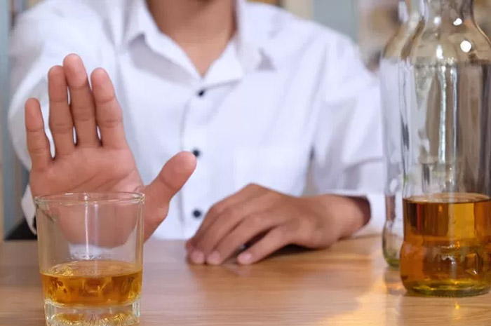 ALKOHOL: Kurangi minuman beralkohol untuk menjaga kesehatan lambung.(JAWAPOS)
