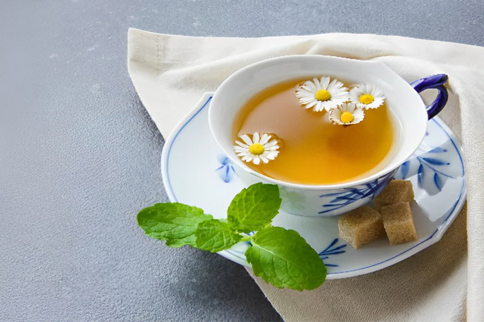 RILEKS: Teh chamomile bermanfaat untuk merileksasikan tubuh, sehingga tidur menjadi nyaman. (foto Jawa Pos)