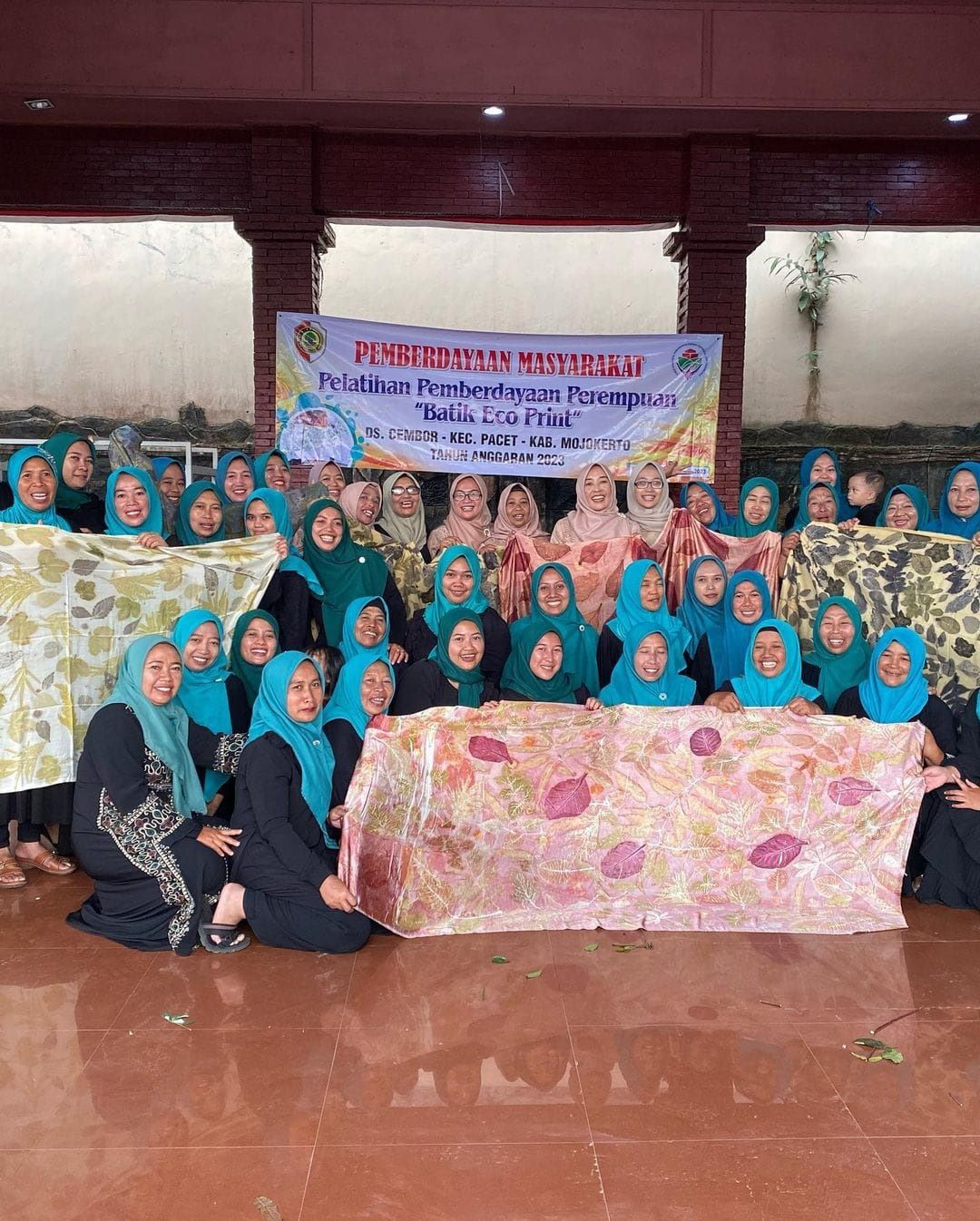 KREATIF: Anggota TP PKK Desa Cembor, Kecamatan Pacet, Kabupaten Mojokerto, mengikuti pelatihan membatik dengan metode ecoprint, Sabtu (4/5).