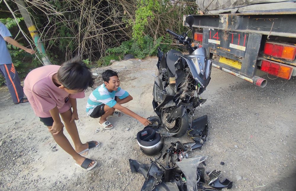 RINGSEK: Motor Yamaha NMax Nopol M 4589 BS yang dikendarai korban mengalami kerusakan parah seusai menghantam truk parkir di Jalan Raya Bypass Mojokerto, Desa Balongmojo, Kecamatan Puri, Kamis (9/5).