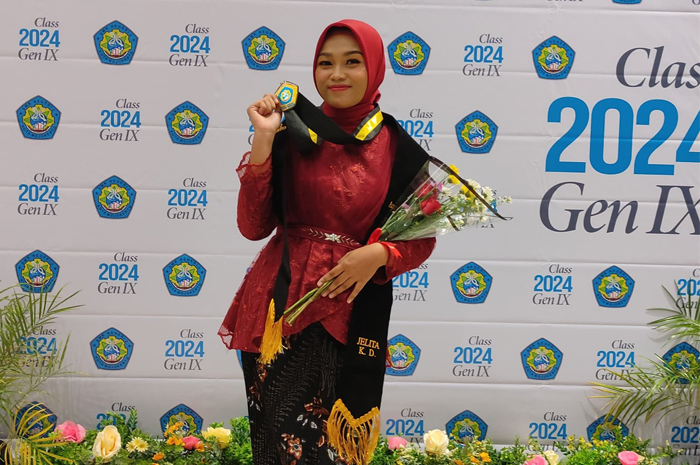 ELEGAN: Tampil elegan di acara wisuda sekolah. Ia mendapatkan sebuah momen dengan kebaya indahnya. (foto dok. Jelita Kusuma)