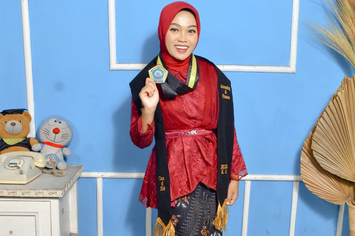 CANTIK: Jelita Kusuma yang tampil cantik dan berkharisma dengan balutan kebaya merah yang memberinya kesan berani dan percaya diri. (foto dok. Jelita Kusuma)