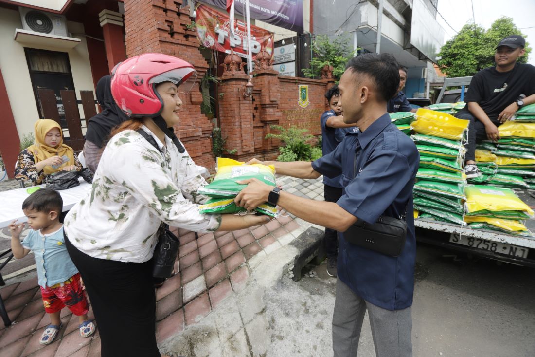 HARGA NAIK: Warga membeli beras SPHP dari giat operasi pasar yang dilakukan Pemkot Mojokerto beberapa waktu lalu.