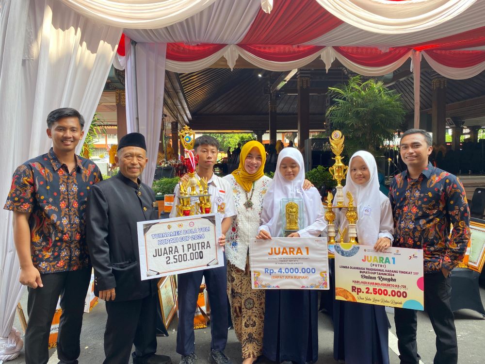 DIAPRESIASI: Kepala SMPN 1 Dawarblandong Alim Huda bersama perwakilan siswa yang berhasil meraih juara bidang seni dan olahraga seusai upacara peringatan Hari Jadi ke-731 Kabupaten Mojokerto.