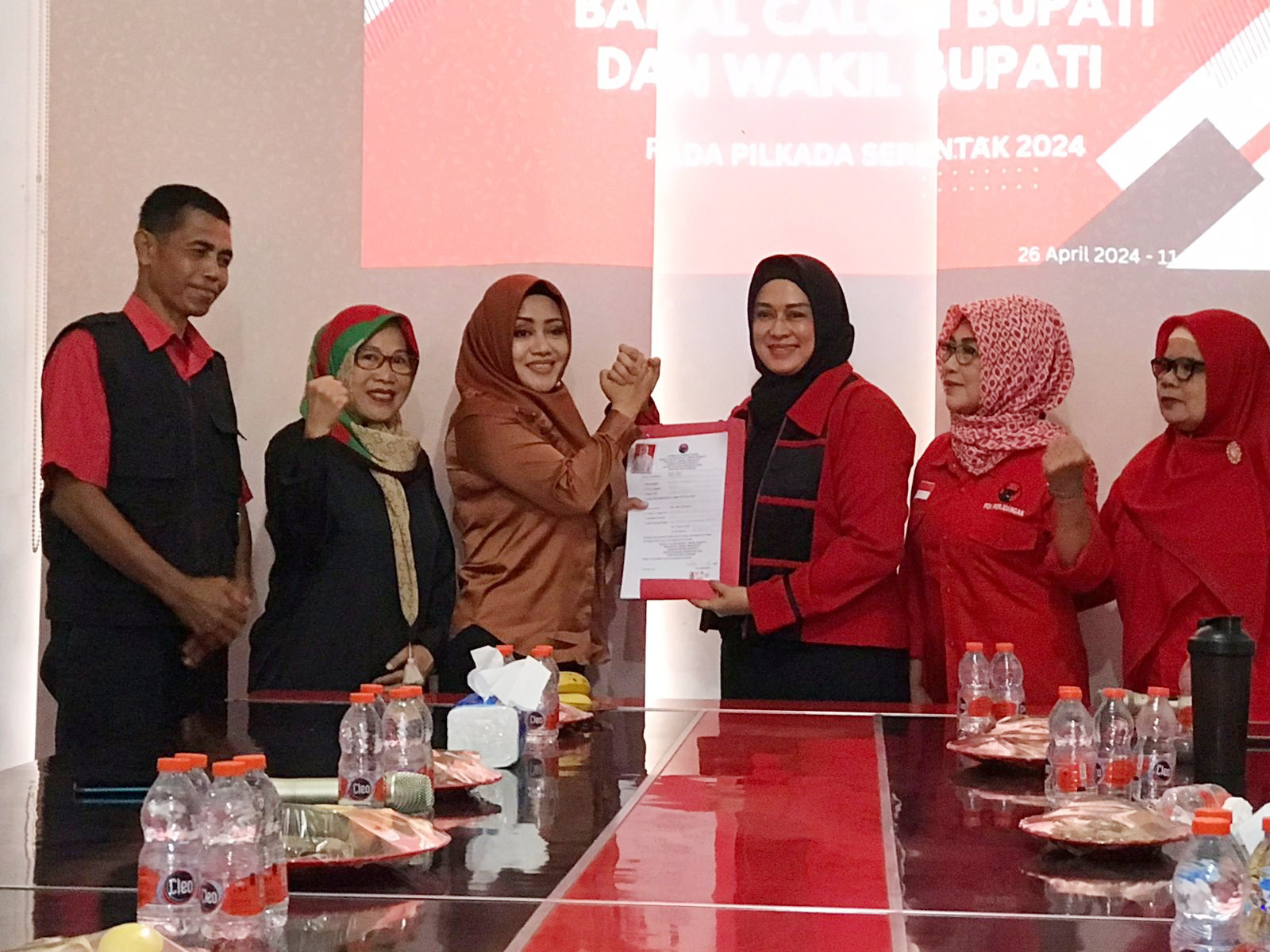 DAFTAR: Petahana Ikfina Fahmawati mengembalikan formulir pendaftaran calon kepala daerah di kantor DPC PDI Perjuangan Kabupaten Mojokerto, Sabtu (11/5)