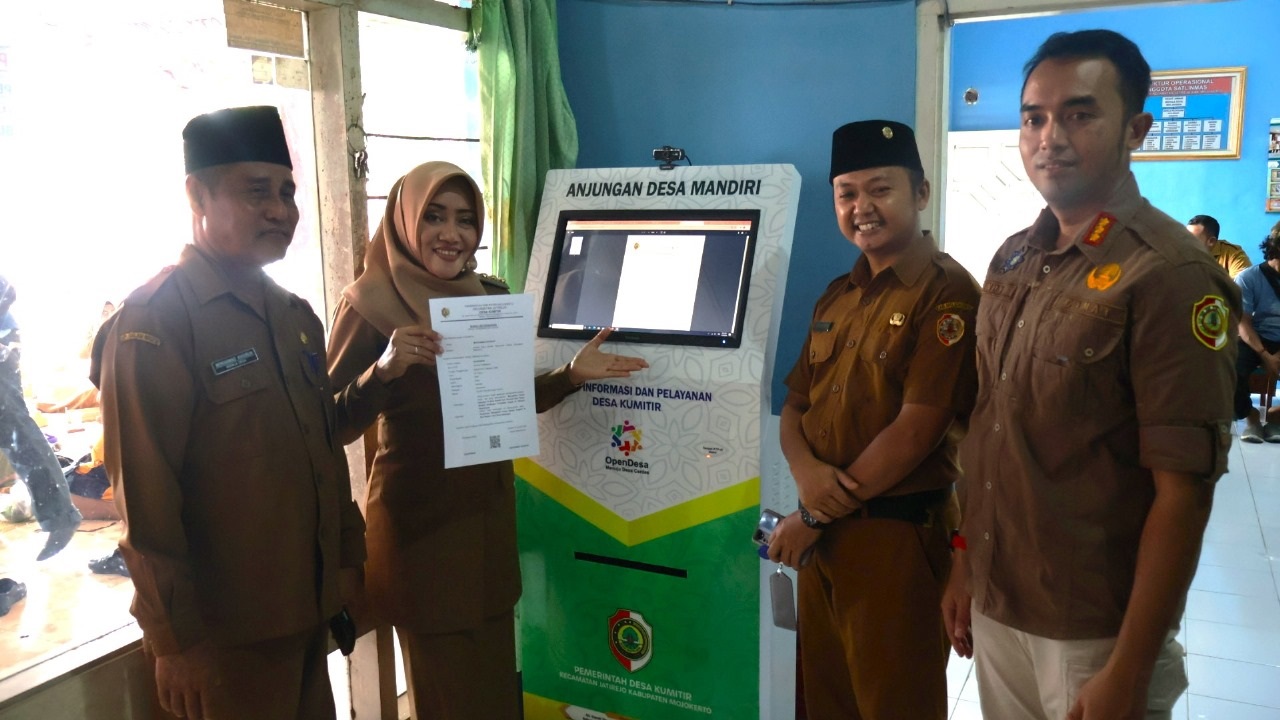 INOVATIF: Bupati Mojokerto Ikfina Fahmawati mencoba layanan Anjungan Desa Mandiri milik Desa Kumitir yang membantu memudahkan pelayanan masyarakat.