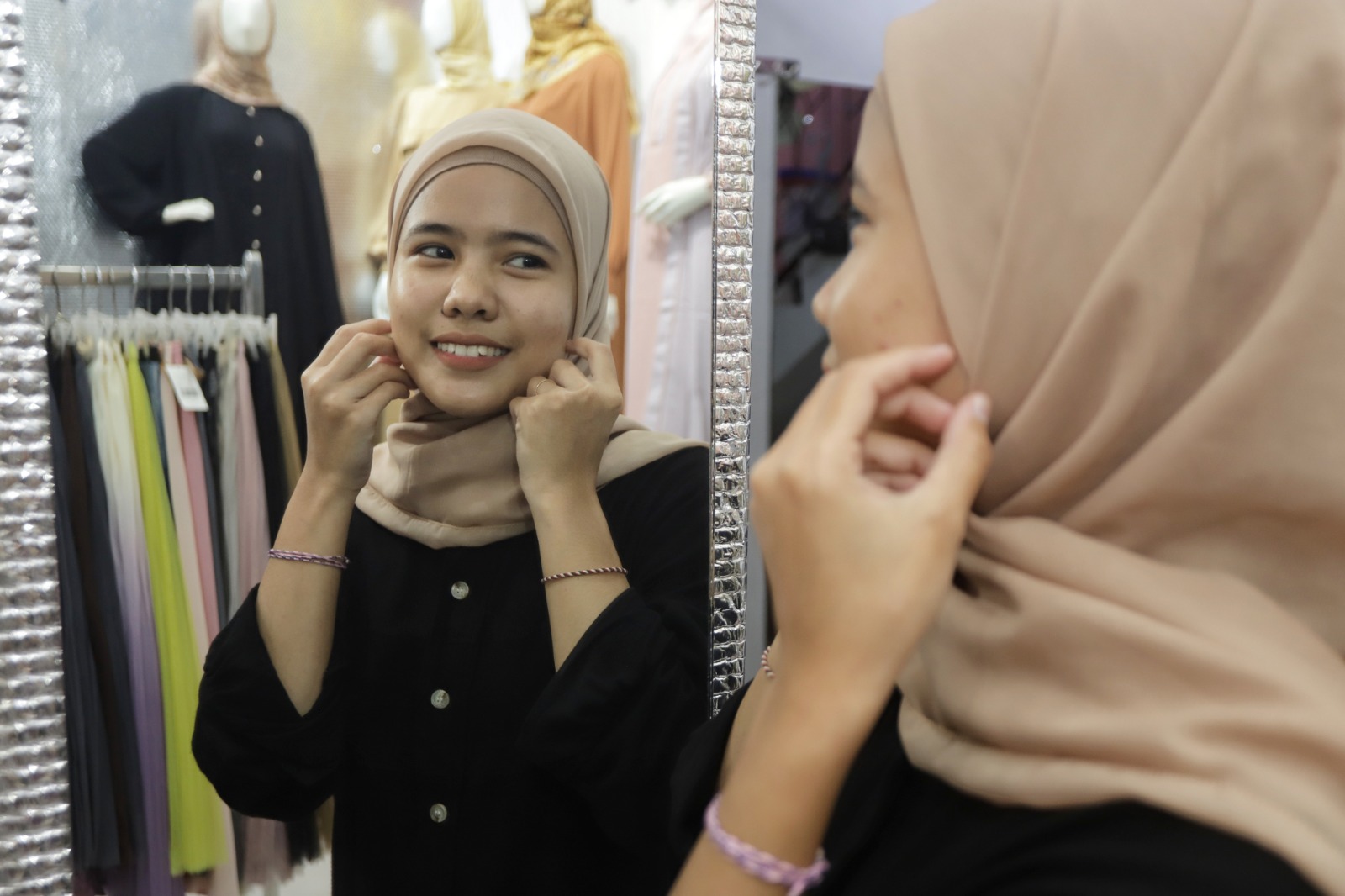 Inner hijab menjadi salah satu bahan untuk menambah kenyamanan. (Sofan Kurniawan)