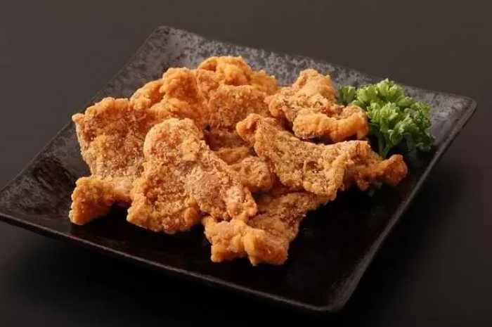 Kulit ayam yang renyah tetapi memiliki kandungan lemak jenuh yang tinggi.(Jawapos)