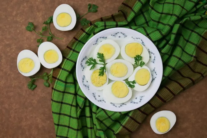Ilustrasi kuning telur yang bisa meningkatkan kadar kolesterol tinggi. (Jawa Pos)