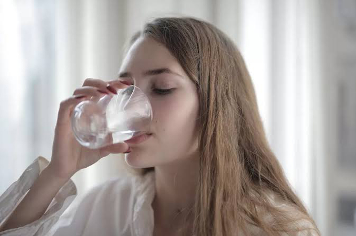 BERKHASIAT: Meminum air putih memiliki kaya akan khasiat hingga mampu menjaga kecantikan kulit. (foto. dok: Jawa Pos)
