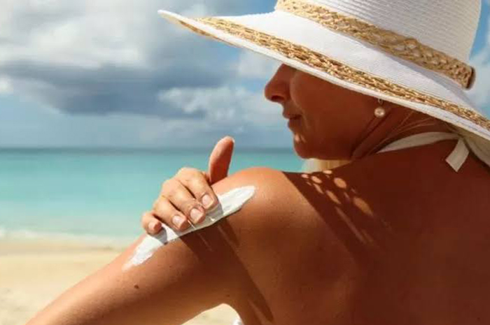 PERLINDUNGAN: Menggunakan tabir surya minimal SPF 30 dapat membantu melindungi kulit dari paparan sinar matahari. (foto. dok: Jawa Pos)
