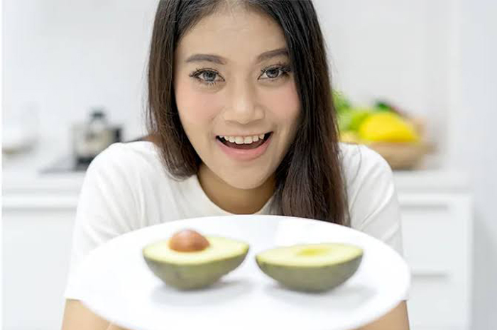 BERNUTRISI: Mengonsumsi buah-buahan sangat penting untuk kesehatan tubuh secara keseluruhan. (foto. dok: Halodoc)
