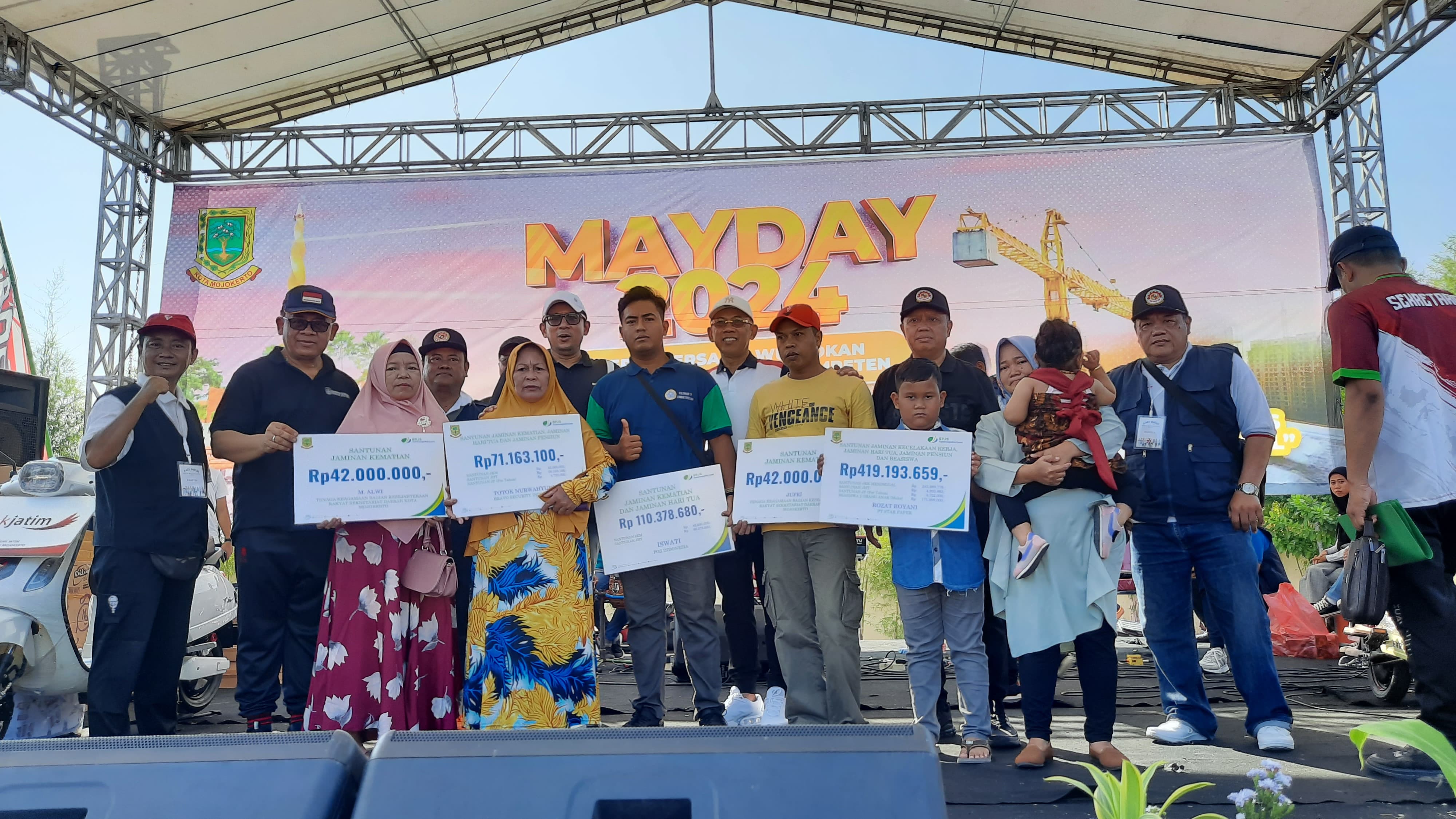 DISALURKAN: Pj Wali Mojokerto Moh. Ali Kuncoro bersama Kadisnakertrans Provinsi Jatim Sigit Priyanto dan stakeholder terkait saat menyalurkan santunan dari program BPJS Ketenagalerjaan.