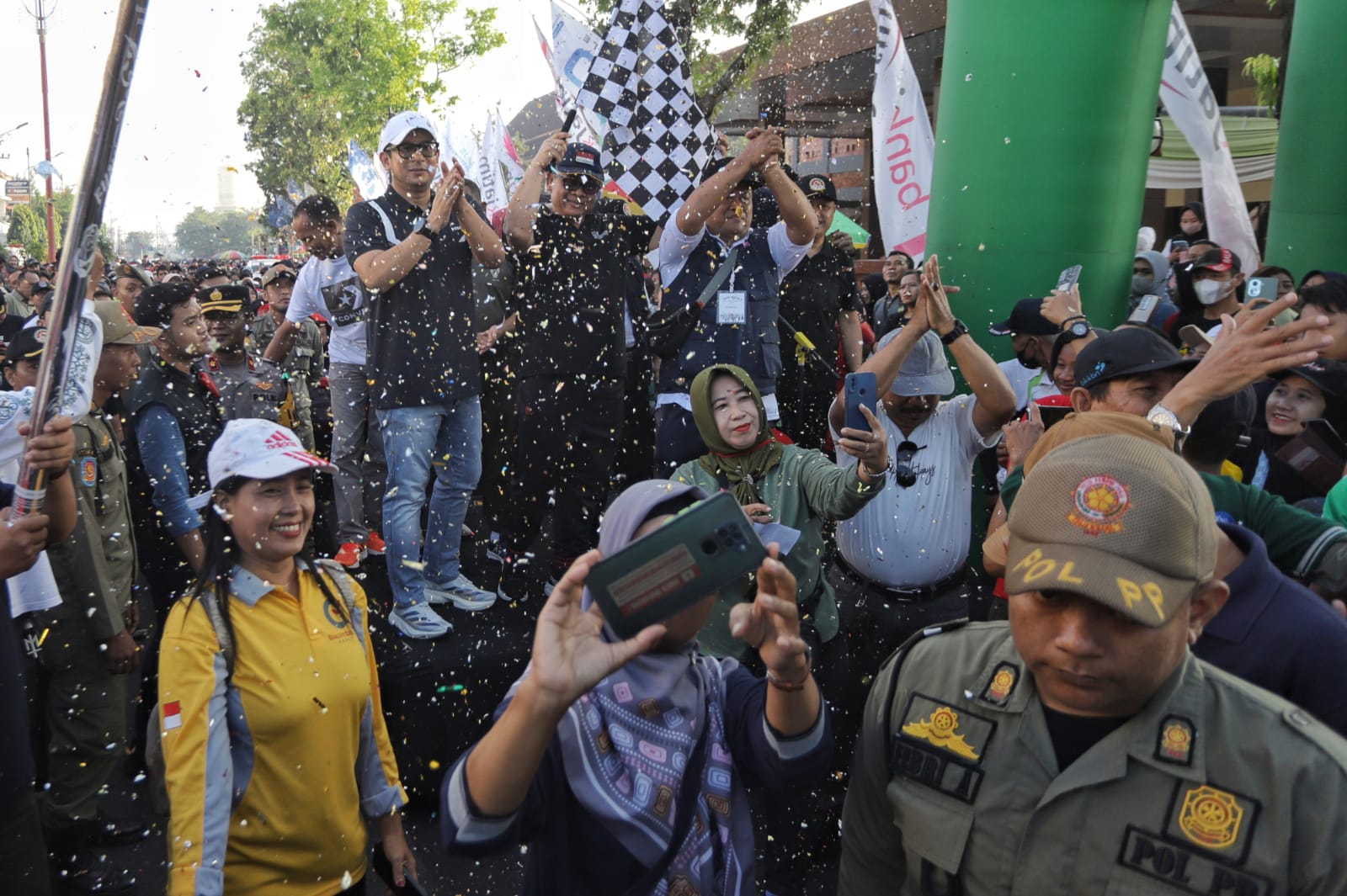 OLAHRAGA: Pj Wali Kota Mojokerto Moh. Ali Kuncoro saat memberangkatkan ribuan peserta jalan sehat dalam rangka memperingati Hari Buruh Internasional atau May Day 2024 di GOR dan Seni Mojopahit, Jalan