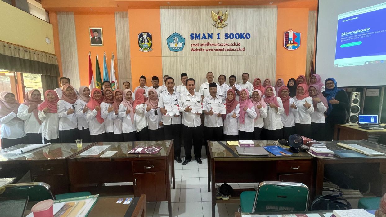 UNGGULAN: Penerimaan penghargaan sekolah berprestasi dan lolos SNBP terbanyak se-Mojokerto raya dari Kacabdin Mojokerto pada 2023