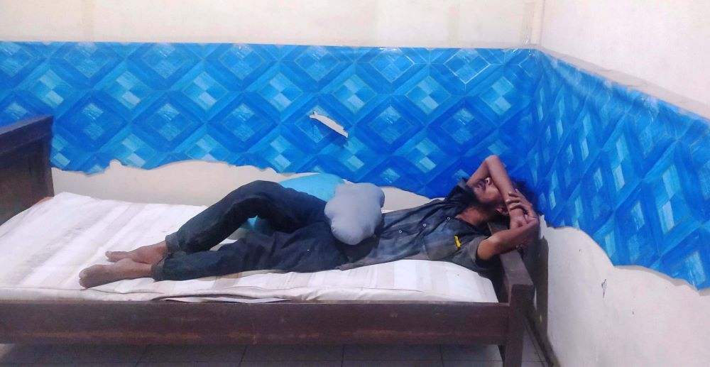 DIAMANKAN: KR saat diamankan sementara di Shelter Rumah Aman Dinsos Kota Mojokerto di Kelurahan Kedundung, Kecamatan Magersari, Sabtu (11/5) malam.