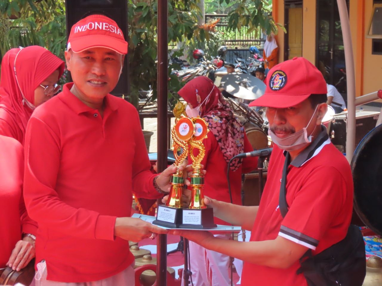 PENGHARGAAN: Penerimaan penghargaan sekolah berprestasi dan lolos SNBP terbanyak se-Mojokerto Raya dari Kadiknas Jatim pada 2022.