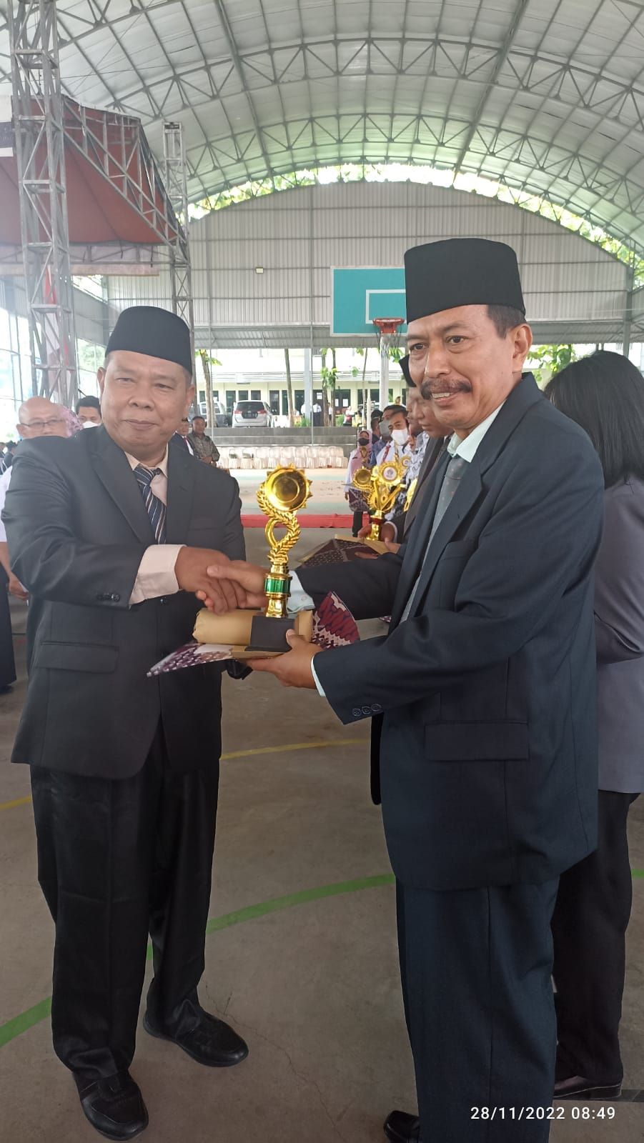 UNGGULAN: Penerimaan penghargaan sekolah berprestasi dan lolos SNBP terbanyak se-Mojokerto raya dari Kacabdin Mojokerto pada 2023
