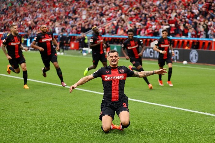 Pemain Bayer Leverkusen Granit Xhaka berselebrasi. REUTERS