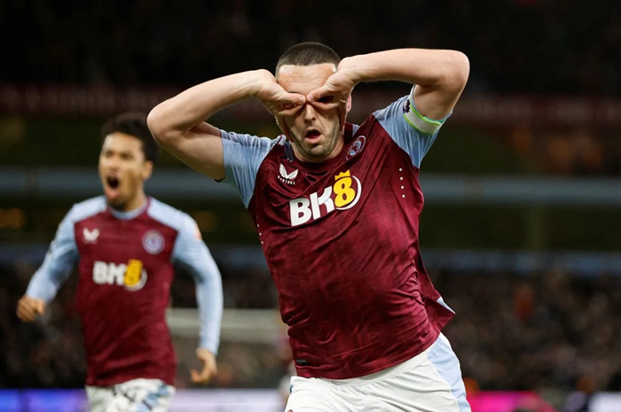Pemain Aston Villa melakukan selebarasi usai menundukkan Arsenal,  Desember lalu. (Antara)