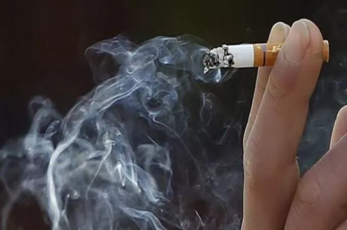 ROKOK: Merokok dapat berdampak denga peningkatan resiko kelahiran bayi cacat. (foto dok. Jawa Pos)