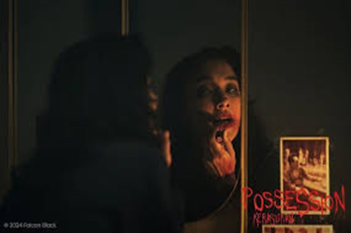 MISTIK: Salah satu scene pada trailer Possession: Kerasukan menunjukkan seorang wanita bernama Ratna sedang berkaca dengan memakai lipstik. (foto. dok: trailer Possession: Kerasukan)