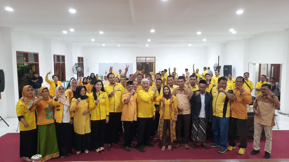 DUKUNGAN: Ketua DPD Partai Golkar Kota Mojokerto Sonny Basoeki Rahardjo saat mendeklarasikan dukungan ke Ika Puspitasari atau Ning Ita di Pilwali Mojokerto 2024, Minggu (12/5).