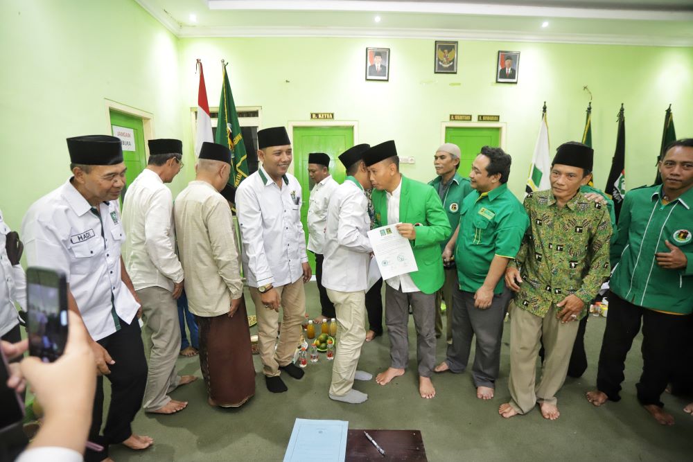 SEPAKAT: Ketua DPC PKB Kota Mojokerto Junaedi Malik dan Ketua DPC PPP Kota Mojokerto Rufis Bahrudin mendatangani kesepakatan bersama untuk berkoalisi pada Pilkada 2024, Senin (13/5).