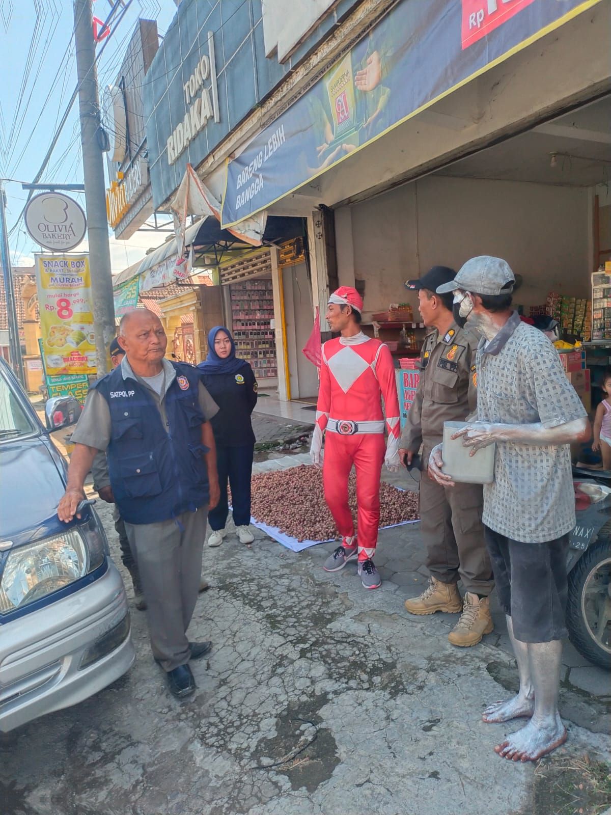 TERJARING: Power Ranger dan manusia silver terjaring Satpol PP saat menggelar patroli kamtibmas, Senin (13/5).