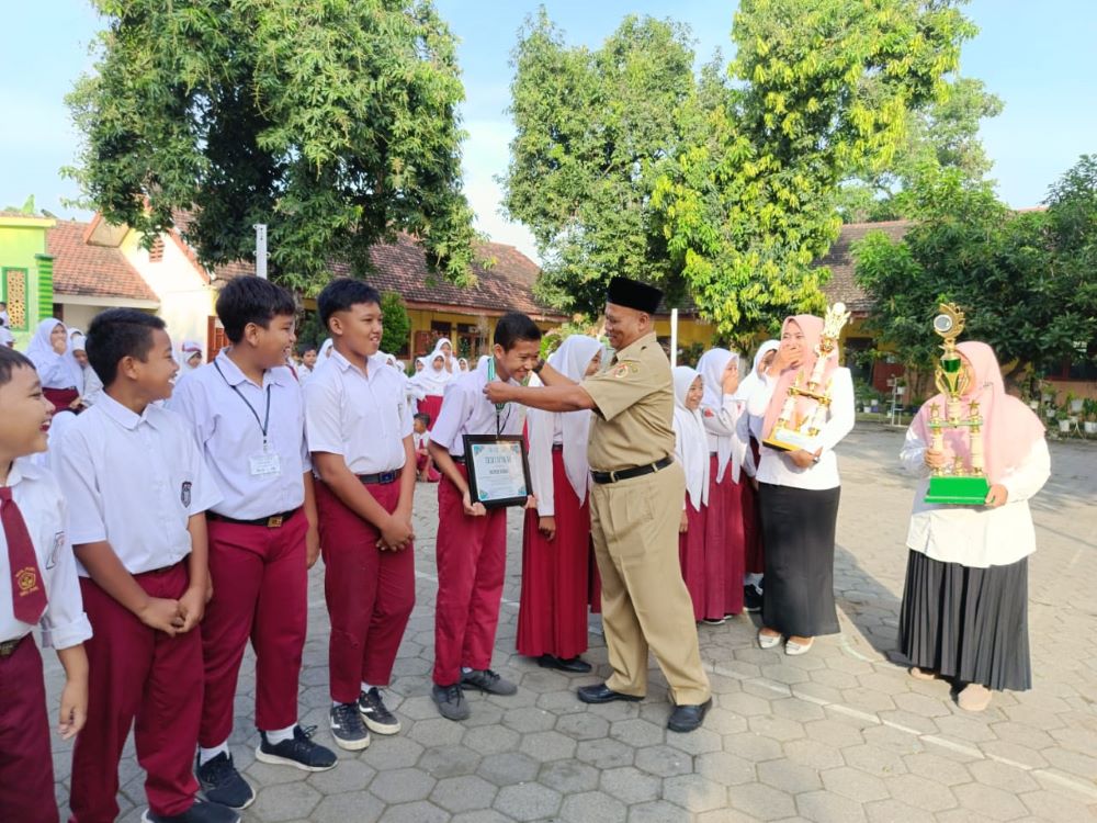 BERBUAH MANIS: Kepala SDN Puri M. Syaiful Islam memberikan apresiasi kepada kelompok banjari dan ekskul gamelan seusai upacara kemarin (13/5).