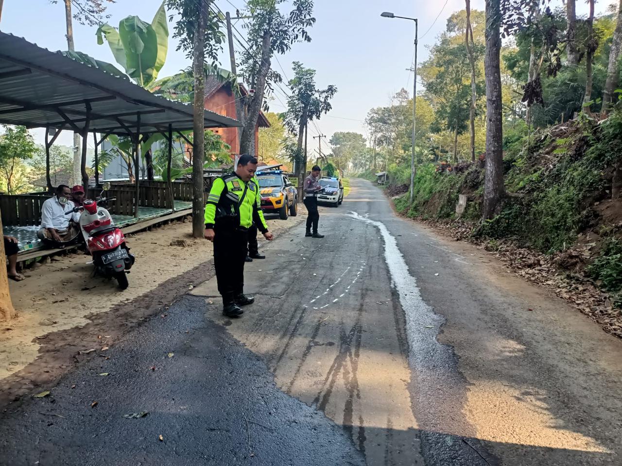 PENANGANAN: Petugas Unit Lantas Satlantas Polres Mojokerto melakukan olah TKP kecelakaan maut di Jalan Desa Tamiajeng, Kecamatan Trawas, Selasa (14/5).
