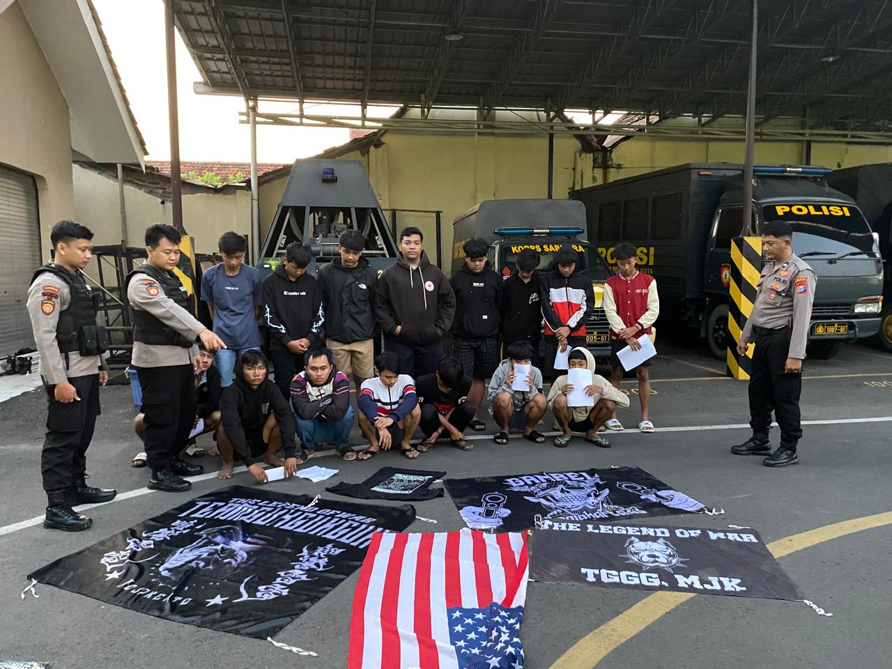 TAK BERKUTIK: Belasan remaja diringkus petugas Satsamapta Polres Mojokerto Kota usai terpergok pesta miras, Rabu (8/5).&nbsp;