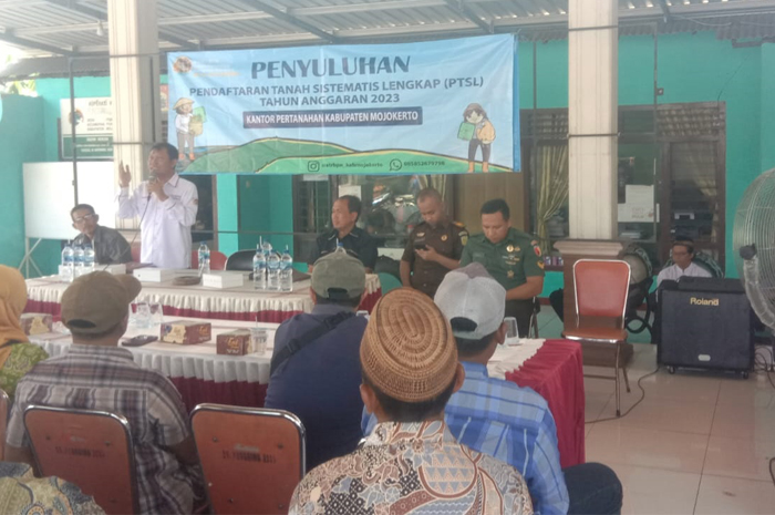 Perwakilan BPN Kabupaten Mojokerto saat sosialisasi di depan warga pada 31 Mei 2023.(ist)